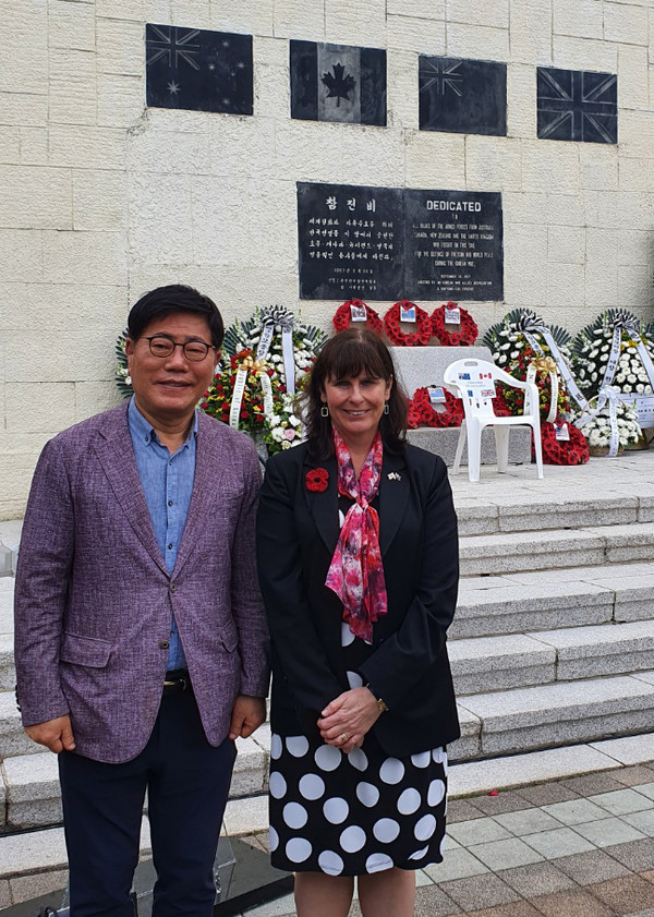 Ambassador Raper of Australia (right) poses with The Korea Post Feasture Edittor Song Na-ra who was assigned to cover the event on April 24, 2021.