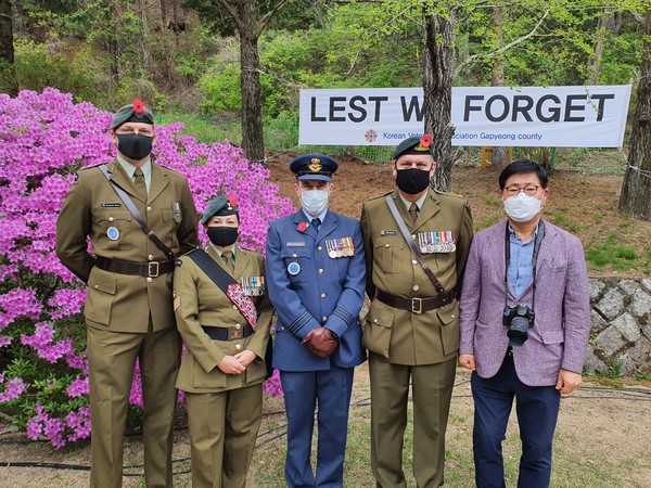 Feature Editor Song (far right) poses with the defense attaches of Australia in Seoul