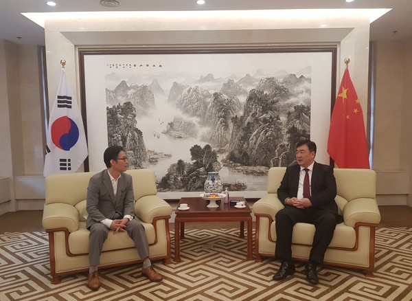 FACO Chairman Lee Bum-heon (left) meets with Chinese Ambassador to Korea Xing Haiming at the Chinese Embassy in Seoul to discuss ways to strengthen cultural and artistic activities between Korea and China on Aug. 7, 2020.