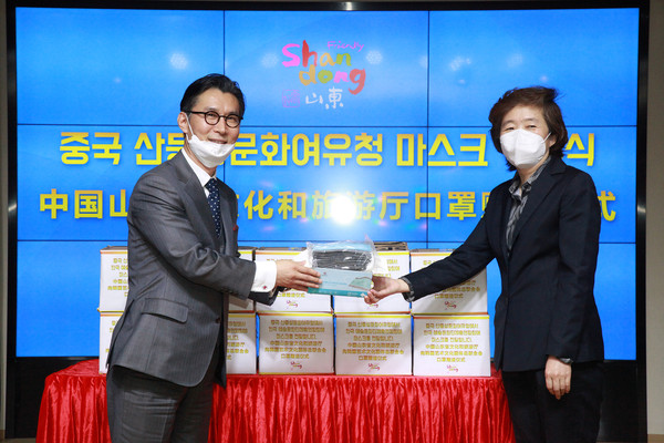 FACO Chairman Lee Bum-heon (left) attends a mask donation ceremony held at the Chinese Cultural Center in Korea and promised to promote friendship between Korea and China on April 29, 2020.