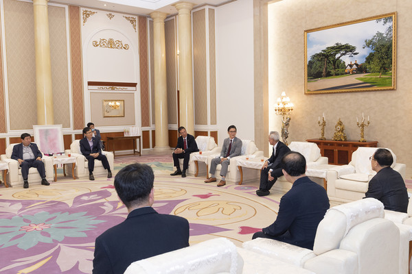 FACO Chairman Lee Bum-heon (center in the back) meets with Kim In-soo (Lee’s left), chairman of SGI Korea, and working-level officials to discuss policies to promote culture and arts on June 30, 2020.