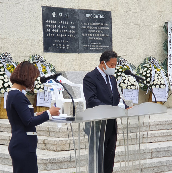 황기철 보훈처장관이 영연방 추모비 앞에서 기념사를 하고 있다.