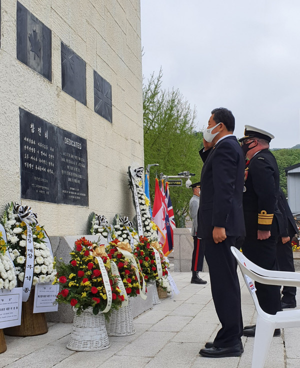 황기철 보훈처장관은 영국, 캐나다, 호주, 뉴질랜드의 4개 영연방 추모비 앞에서 경의를 표하고 있다.
