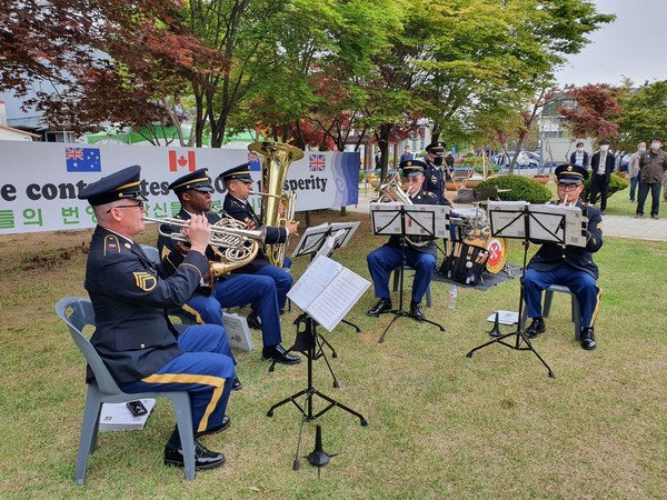 유엔군 사령부 군사 밴드가 이 행사를 기념하여 음악을 선보였다.