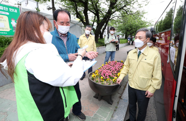 김승수 전주시장 (오른쪽), 75세 이상 노인 백신점종 점검중