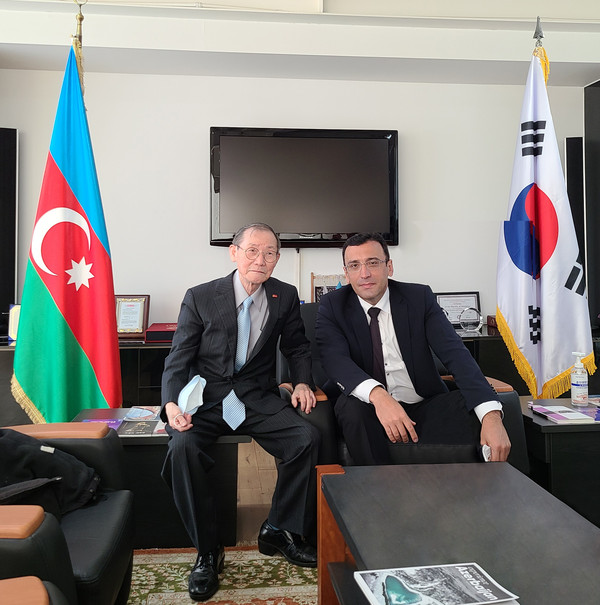 Ambassador Ramzi Teymurov of Azerbaijan in Seoul (right) poses with Publisher-Chairman Lee Kyung-sik of The Korea Post media after having an interview at the Azerbaijan Embassy in Seoul on April 29, 2021. Ambassador Teymurov, who concurrently serves as secretary of Council of Diplomatic Corps, actively contributes to the promotion of relations and friendship between Korea and all the countries of the world diplomatically represented in Korea—as well as with Azerbaijan.