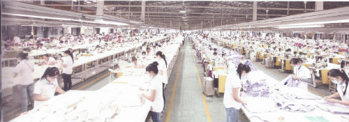 2002년 베트남 호치민 빈둥성에 설립한 편집, 염색, 봉제공장 메머드 버티컬 시스템중 봉제 생산 현장