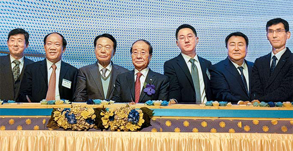 2019.12.6 팬코 창립 35주년 기념식에 최영주 팬코 회장 (왼쪽에서 4번째)과 참석자들이 기념 촬영하고 있다.