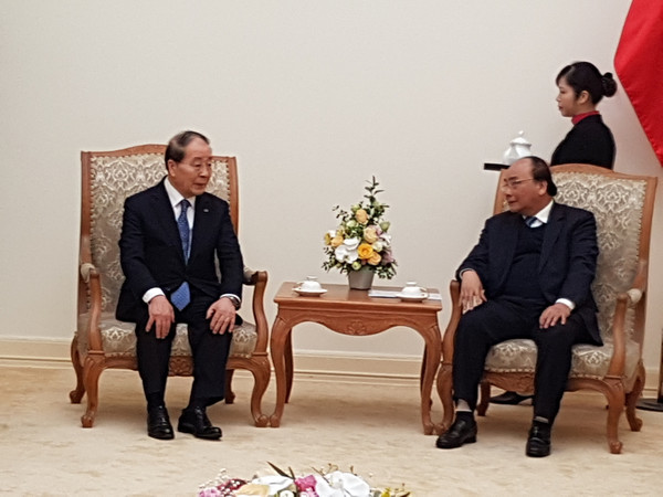 최영주 한국 베트남 친선협회(KOVIFA) 회장(왼쪽)이 응웬 쑤언 푹 당시 베트남 총리를 만나고 있다.
