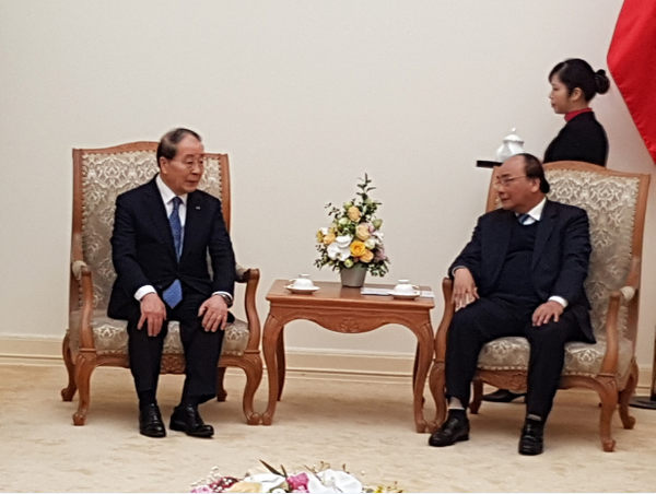 Choi Young-joo (left), chairman of the Korea Vietnam Friendship Association (KOVIFA), meets with Nguyen Xuan Phuc, the then Vietnamese Prime Minister who was later elected as the President.