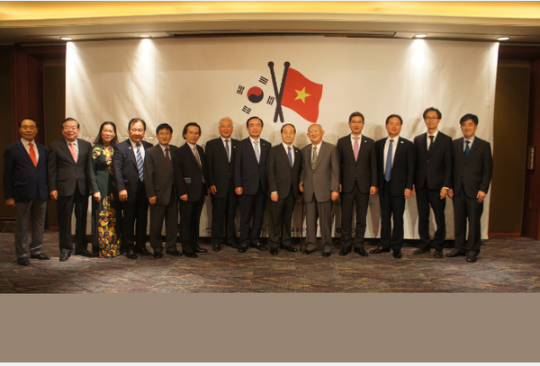 KOVIFA Chairman Choi Young-joo (ninth from left) poses with KOVIFA chairmen, advisors and special counselors in Vietnam.