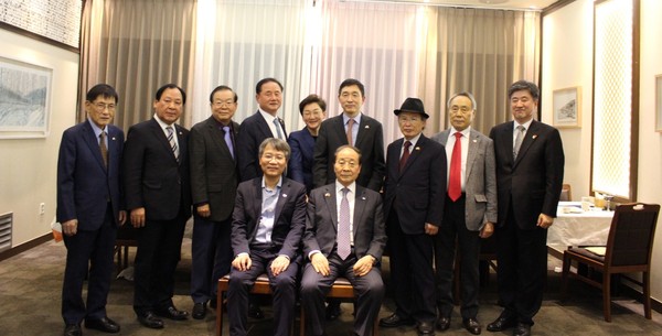 Choi Young-joo (right, front row), chairman of the Korea Vietnam Friendship Association, poses for the camera with Vietnamese Ambassador to South Korea Nguyen Vu Tung (left, front row). Seen in the back row (from left) are Vice Chairman Lee Hee-yeon, a descendant of Prince Lee Yong-sang, a descendant of the Ly Dynasty in Vietnam who came to Korea during the Goryeo Dynasty; Vice Chairman Chun Yong-hun; Vice Chairman Lim Hong-jae (former Korean Amb. to Vietnam); Vice Chairman Kim Kwan-soo (former Hanwha Group CEO); CEO Park Sun-young of The HOW Institute of Spiritual Management(former CEO of Taekwang Construction); Vice Chairman Lee Hyuk (PANKO auditor/former Secretary-General of the ASEAN-Korea Center/former Korean Amb. to Vietnam); Vice Chairman Cho Jae-hyun (Honorary Professor of the Dept. of Vietnamese Language of Hankuk University of Foreign Studies); Auditor Sung Moon-yong (CEO of Bright Law-lawyer); Auditor Kim Jong-wook (Professor of the Dept. of Vietnamese Language of Chungwoon University).