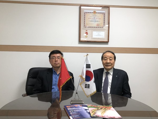 PANKO Chairman Choi Young-joo (right) and Korea Post Managing Editor Lee Kap-soo take a commemorative photo after the interview.