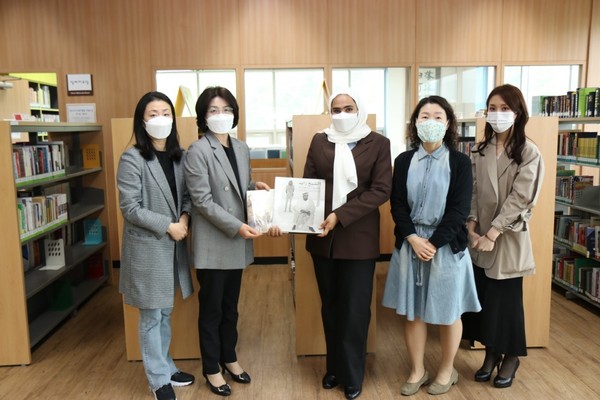 On April 28, 2021, Ms. Mohrah Al Dhanhani(center), the first secretary of the United Arab Emirates Embassy (UAE) in Seoul. met with Ms. Shin Youn-sook, director of the Seoksu Municipal Library of the City of Anyang, 