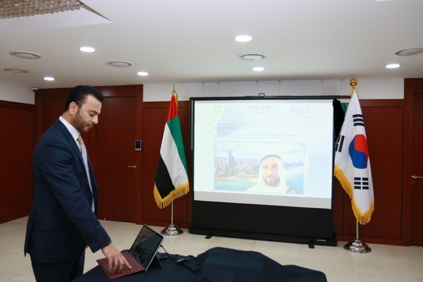 Ambassador Abdulla Saif Al Nuaimi of the UAE in Seoul is showing the website "www.Zayed-kr.ae" of the late founder, Sheikh Zayed bin Sultan Al Nahyan, in the Korean language.