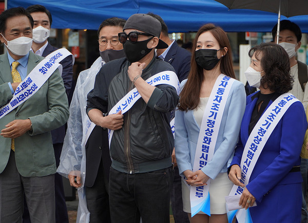 평택시 홍보대사인 가수 박상민, 아나운서 박선아 씨가 쌍용자동차 살리기 운동을 지지하기 위해 4일 평택역 광장에서 열린 발대식에 참석한 모습.