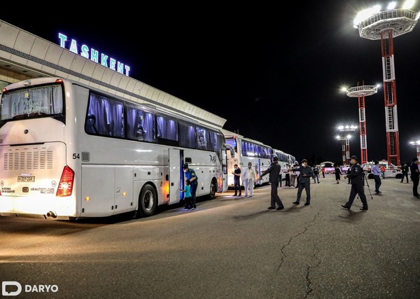 People who arrived from Syria board buses at an airport in Tashkent, Uzbekistan April 30, 2021 (photo: daryo.uz)