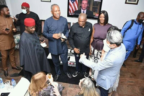 Amb. Kim (right, foreground) speaks with distinguished guests of Nigeria at the 61st birthday of Sen. And Mrs. Orji Uzo Kalu (fifth and sixth from left, respectively), Minister of Foreign Affairs Goefry Onyeama (fourth from left) and other distinguished guests of Nigeria.