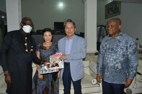 Photo shows Senator Floor Leader Orji Uzo Kalu of Nigeria (right) with Amb. & Mrs. Kim Young Chae in Nigeria (second from third from right). At left is The Korea Post West Africa Bureau Chief Yuccee Uwah. Amb. & Mrs. Kim are showing one of the latest copies of The Korea Post magazine.
