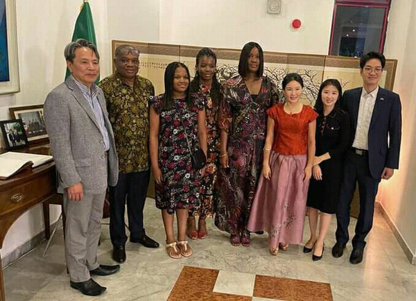 Amb. & Mrs. Kim (left and sixth from left) pose with Sen. & Mrs. Orji Kalu (second and fifth from left) with their family members.