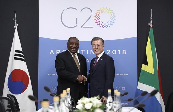President Moon Jae-in (right) and South African President Cyril Ramaphosa shake hands with each other before their bilateral summit at the Costa Salguero Cneter in Buenos Aires on Dec. 2, 2018.