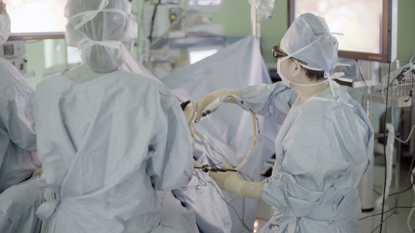 대장항문외과 정승용 교수(오른쪽)의 복강경 수술 장면