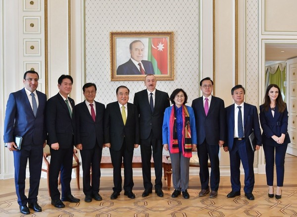 2019년 10월 16일 ‘일함 알리예프’ 아제르바이잔 대통령(좌로부터 5번째)이 문희상 국회의장(좌로부터 4번째)와 한국국회 방문단과 포즈를 취하고 있다. 맨 좌측에 ‘람지 테이므로프’ 주한 아제르바이잔 대사가 동행을 했다.