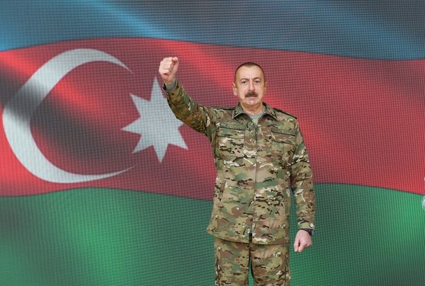 ‘일함 알리예프’ 대통령이 아제르바이잔의 문화 수도인 슈샤시의 해방을 선언하고 있다