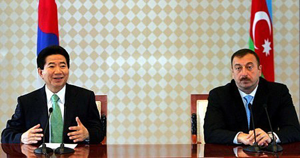 2006년 5월 11일 당시 노무현 대통령 (왼쪽)과 ‘일함 알리예프’ 아제르바이잔 대통령이 아제르바이잔 대통령궁에서 정상 회담을 마치고 공동 기자 회견을 하고 있다.
