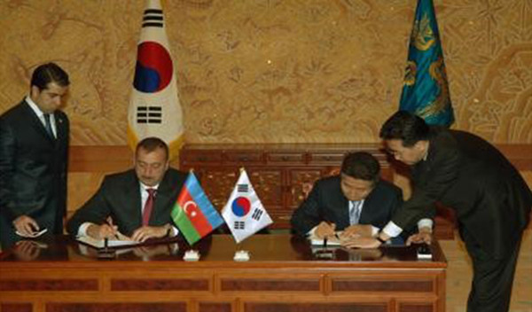 2007년 4월 23일 노무현 대통령과 아제르바이잔 ‘알리예프’ 대통령(좌로부터 각2번째와 3변째)이 정상 회담에서 지역 및 국제 무대에서 상호 협력 내용이 담긴 공동 성명에 서명을 하고 있다.