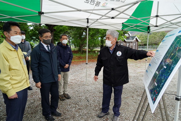 5월 17일, 최병암 산림청장(왼쪽 두번째) 홍천군 두촌면 벌채 현장 점검