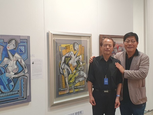 CEO Song Jeung-chil of Galerie Oh & Song Paris (left) poses with Korea Post Vice Chairman Song Na-ra in front of his works.