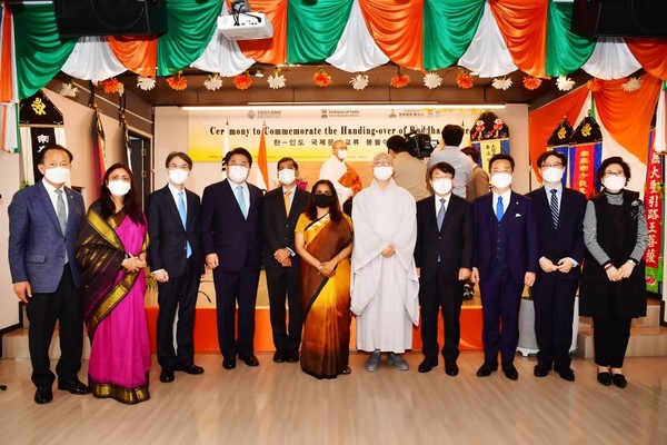 Photo shows Ambassador Ranganathan of India (sixth from left) with Ven. Hyun Moon (Head Monk of Tongdosa Temple) in white robes on her right. The meeting was also attended by Secretary to the President for New Southern and Northern Policy Yeo Han-gu, Reps. Park Seong-jun, Jeong Pil-mo, and Choi Jong-youn—together with other noted dignitaries from the and culture circles and academia.