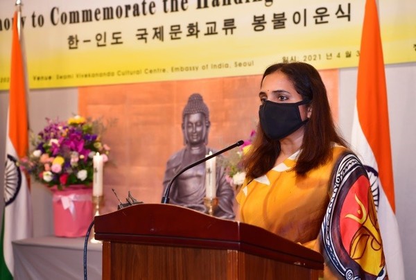 Ambassador Sripriya Ranganathan of India speaks to the meeting at the Tongdosa Buddhist Temple in Yangsan-si, Gyeongsanganm-do where a statue of Lord Buddha from India was presented to the people of the Republic of Korea.