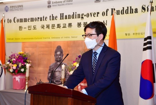 Mr. Yeo Han-gu, secretary to the President for New Southern and Northern Policy, speaks at the Buddha presentation ceremony.