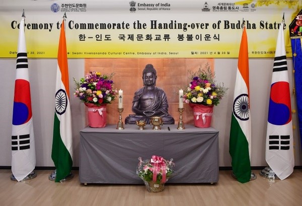 A statue of Lord Buddha was presented to the Tongdosa Buddhist Temple in Yangsan-si, Gyeongsangnam-do Province by the Indian Council for Cultural Relations.