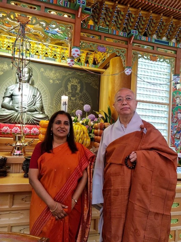 Ambassador Sripriya of India (left) poses with Chief Abbot Ven. Hyeonmun of the Tongdosa Buddhist Temple in Yangsan, Gyeongsangnam-do Province.