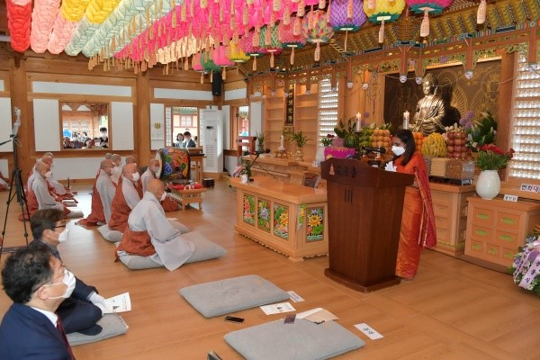 Ambassador Ranganathan delivers remarks at the enshrining ceremony held at the Tongdosa Buddhist Temple.
