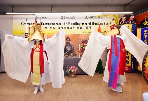 부처님께 경의를 표하는 인도 전통공연