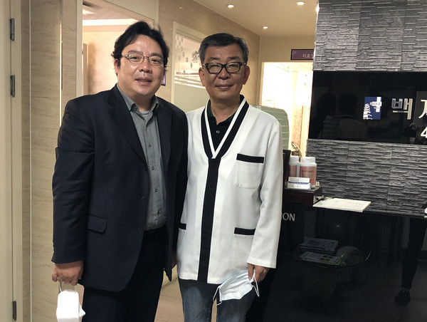 백제한의원 강홍구 원장(오른쪽)과 함께 코리아포스트 성정욱 편집부국장이 기념촬영을 하고 있다.
