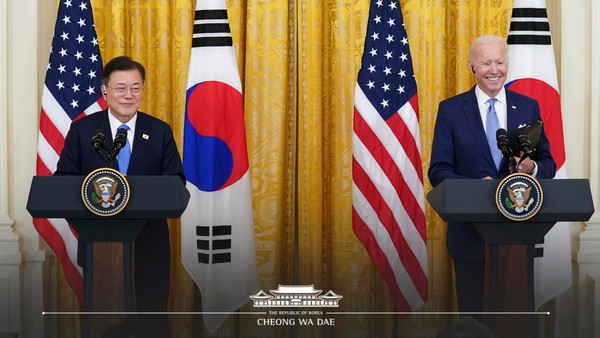 President Moon Jae-in (left) and U.S. President Joe Biden hold a joint press conference in the U.S.
