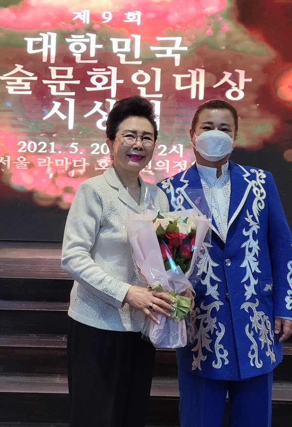 Dr. Hye-ran Joo(left), The 9th Awards Ceremony for Artists and Cultural Persons Who Brightened Korea