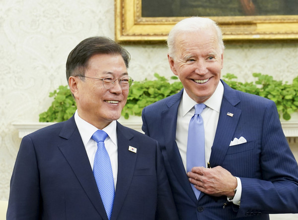 President Moon Jae-in (left) poses for the camera with U.S. President Joe Biden at a meetingheld at the Oval Office of the White House on May 21 (local time).