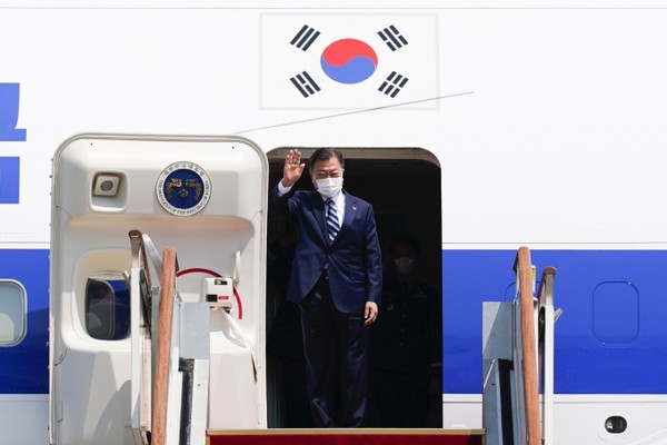 President Moon Jae-in arrived in Washington, USA on May 19 (local time) and began a threenight,five-day visit to the US. The photo shows President Moon waving his hand while boarding aPresidential plane, leaving Seoul airport.