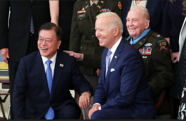 President Moon Jae-in(left) and US President Joe Biden attended the Korean War Medal of Honor Award Ceremony held in the East Room of the White House in Washington on the afternoon of May 21. The U.S. awarded a medal to retired Colonel Ralph Perket Jr.