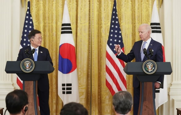 President Moon Jaein(left) holds a jointpress conference withU. S . P re s i d e n t J o eBiden in the East Roomof the White House inWashington on May 21(local time).