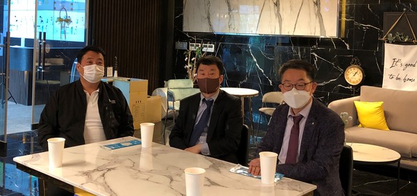 Jung Tae Hoon, auditor of Neo International Mask Factory (left), Chairman SukHo-gil of Korea Mask Industry Association (center), and Secretary General Choi Hang-Joo (right) are taking a commemorative photo prior to the interview.