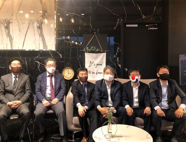 Executives of the Korea Mask Association (from left) Director Kim Gyeong-rea, Secretary General Choi Hang-Joo, Chairman Suk Ho-gil, ChairmanSong Dae-sig, Chairman of the Public Distribution Committee, Lee Hae-moon, and Fabio Heo, general branch manager of Central and South Americaare posing for the camera prior to the interview.
