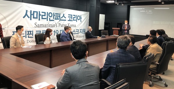 At the Neo International mask manufacturing plant, theKorea Mask Industry Association is hostinga meeting to support relief organizations, Samaritan's Purse, and the Philippines Corona19 response mask. Secretary-General Choi Hang-Joo (the fifth person standing fromthe left) presided overthe meeting.