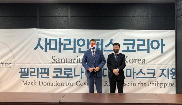 Korea Mask Industry Association Chairman Suk Ho-gil (right) and Samaritan's Purse CEO Christopher J Weeksare taking a commemorative photo at a mask support event in the Philippines.